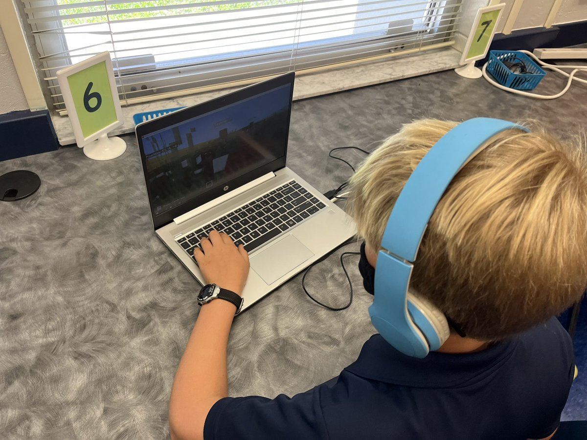 TBE_Tech's tweet photo. Gr4 #science work N #techclass #Circuit building N #MinecraftEducationEdition w/ #redstoneroad &amp; crossover: do U see 👀 those #keyboarding #homerow hands working 2??? @TommieBarfield @collierschools @PlayCraftLearn https://t.co/zyefIVdeZ2
