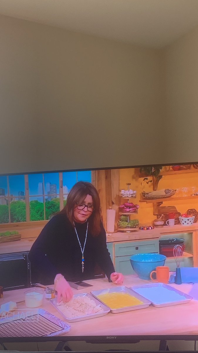 RichieRichLive1's tweet photo. I watched #RachelRay make marinara #Sauce for veal cutlets because it was more interesting than that #zerocontent #bruh #TwitterSpaces keep #reaching to fabricate some #drama thank you @rachaelray #mainspacer 😂 https://t.co/9L2t4uFNLY