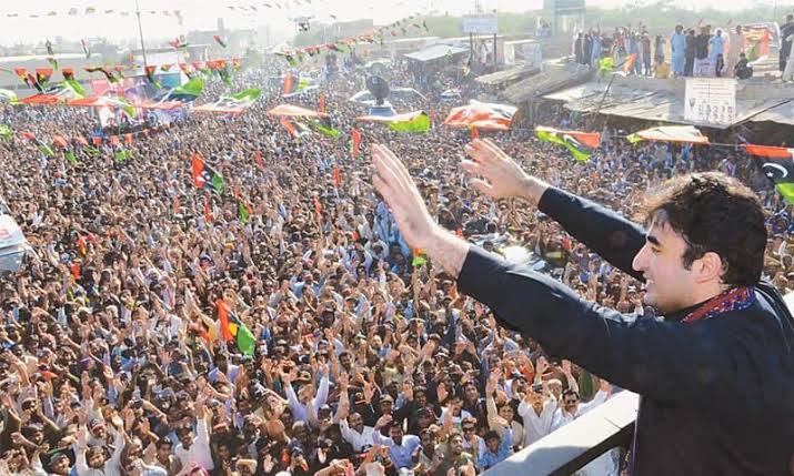 sonustire's tweet photo. ye hota hy March isko bolte hen March sunlo uncle shah mehmood aur ali zadiii #AwamiMarch #yourtimeisover https://t.co/S49ZRQEisv