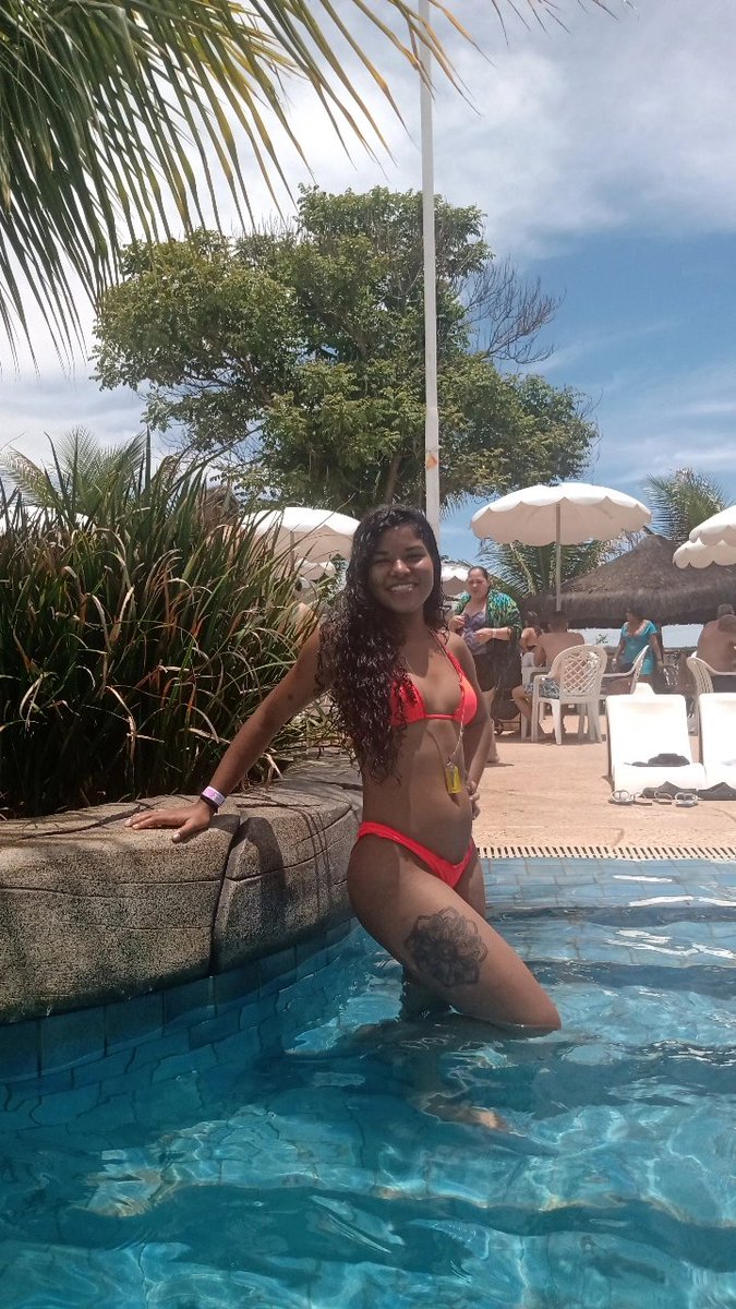 thalileite20's tweet photo. Foto de Outubro e hoje 08 de Março 5 quilos a mais! Vem Luis 🥰 https://t.co/yGjodtfTxr