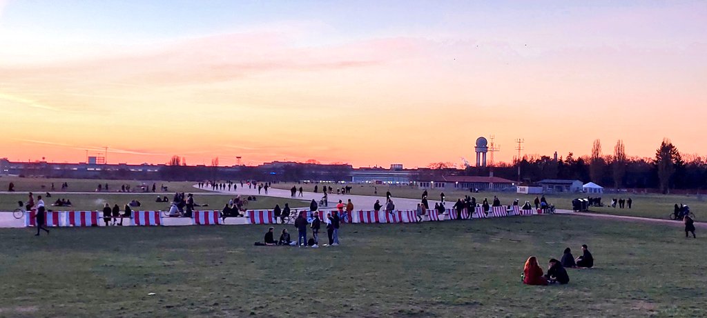 MSnuggels's tweet photo. Happy #InternationalWomensDay at #tempelhoferfeld ๐ #thfbleibt bester Spot fรผr #sunsetwatching ๐ @thf100 https://t.co/l74UsE1fzI