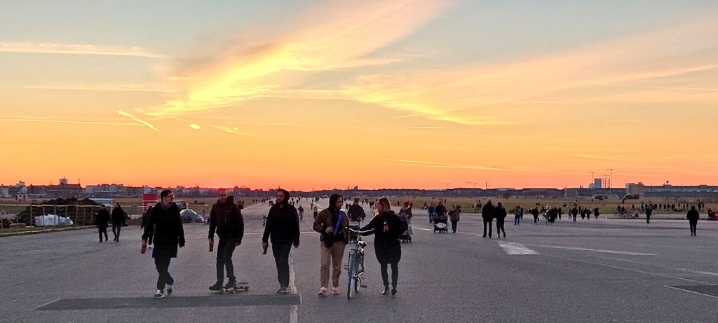 MSnuggels's tweet photo. Happy #InternationalWomensDay at #tempelhoferfeld ๐ #thfbleibt bester Spot fรผr #sunsetwatching ๐ @thf100 https://t.co/l74UsE1fzI