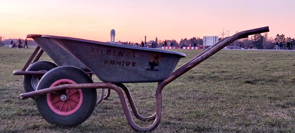 MSnuggels's tweet photo. Happy #InternationalWomensDay at #tempelhoferfeld ๐ #thfbleibt bester Spot fรผr #sunsetwatching ๐ @thf100 https://t.co/l74UsE1fzI
