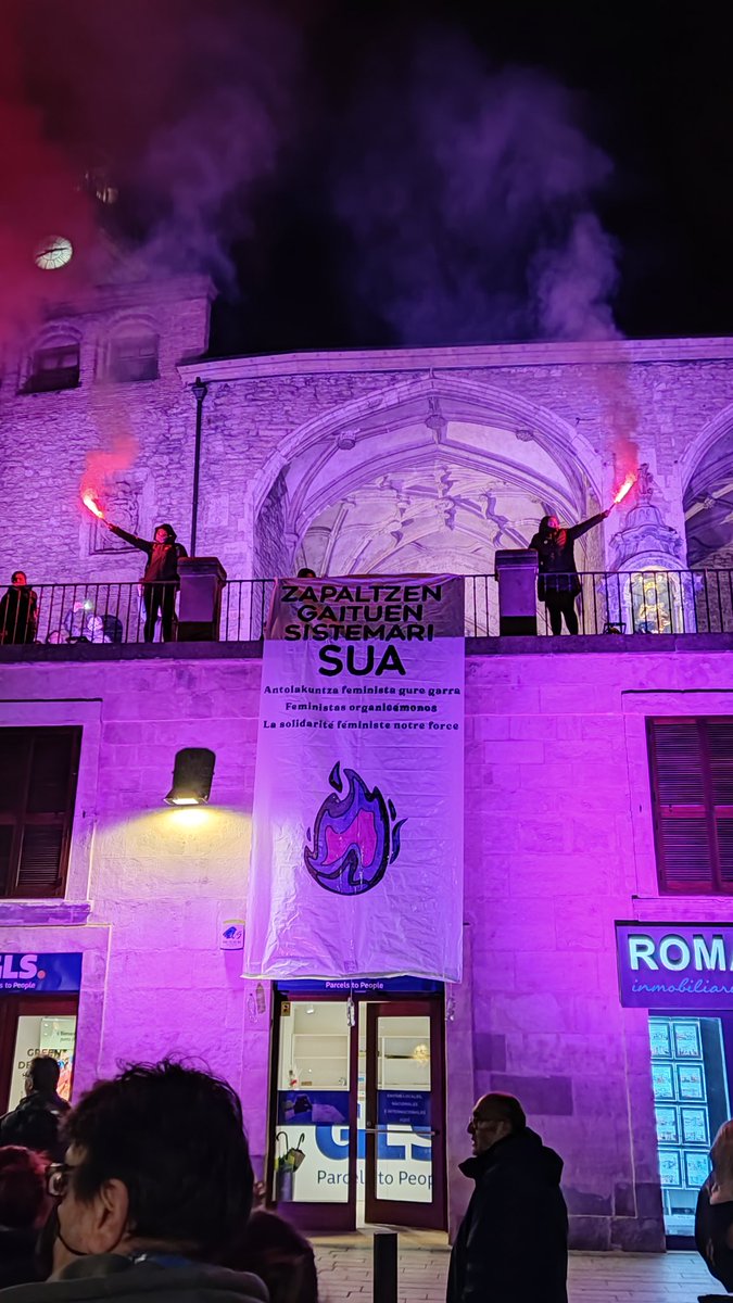 muybastxs's tweet photo. ZAPALTZEN GAITUEN SISTEMARI 🔥!!

GORA BORROKA FEMINISTA!!✊
#Gasteiz #Martxoak8 https://t.co/kQWHF86hXd