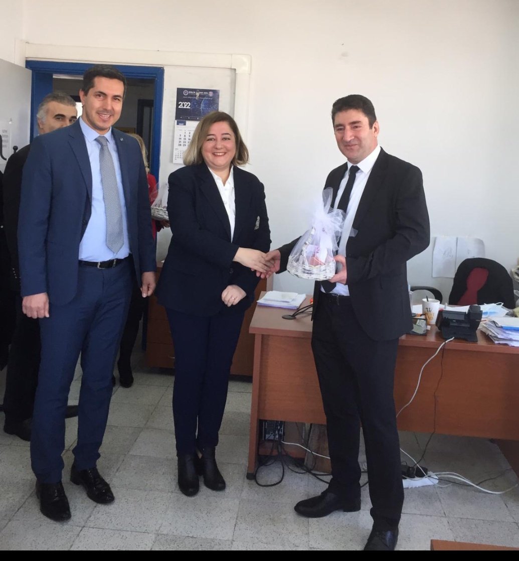 bakiyazgan's tweet photo. 8 Mart Dünya Kadınlar Gününde @PTTKurumsal Genel müdürümüz @hakangulten hediyelerini Aydın PTT başmüdürümüz Turan bey ile beraber kadın personellerimize takdim ederek Genel Müdürümüzün selamlarını ilettik.@hakangulten @PTTKurumsal @cumaliy
"Biz büyük bir aileyiz" https://t.co/ZImkKOthTa