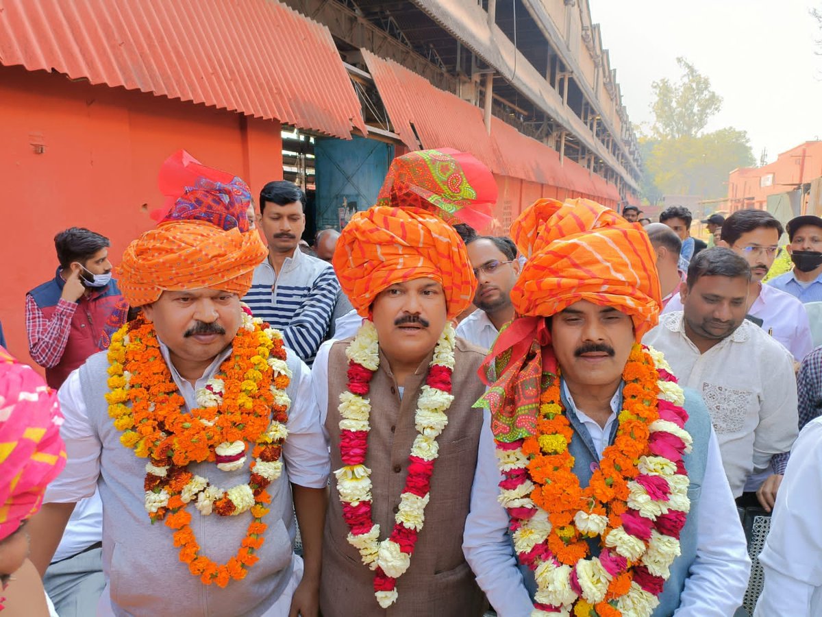 LocoNrmu's tweet photo. नव निरचित् मंडल मंत्री (कारखाना)का. अनूप बाजपेयी ,शाखा मंत्री का. वी के सिंह,एवम् शाखा अध्यक्ष का सुधाकर मिश्रा जी का लोको वर्कशाप मे जोरदार स्वागत एवम् अभिनंदन
https://t.co/YBONjWNszt
#nrmu #airf #shivgopalmishra #anoopkumarbajpai #vijaykishorsingh https://t.co/mqGXM2czzT