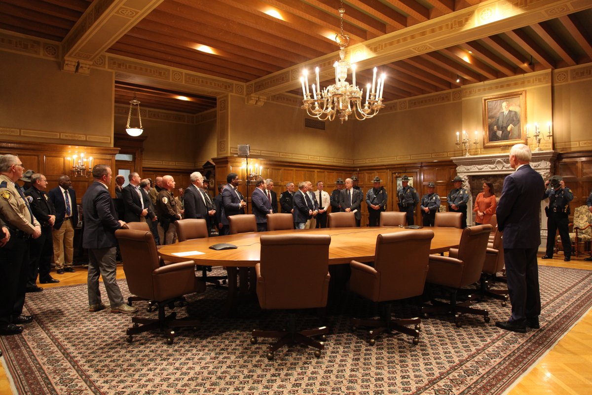 75arcounties's tweet photo. Today was a monumental day for Arkansas Law Enforcement. @AsaHutchinson signed two bills into law to increase pay for State Troopers, a one time-stipend for eligible law enforcement officers, and increased funding for the Public Safety Grant Program. #ARcounties https://t.co/jpcIwT0Nm8