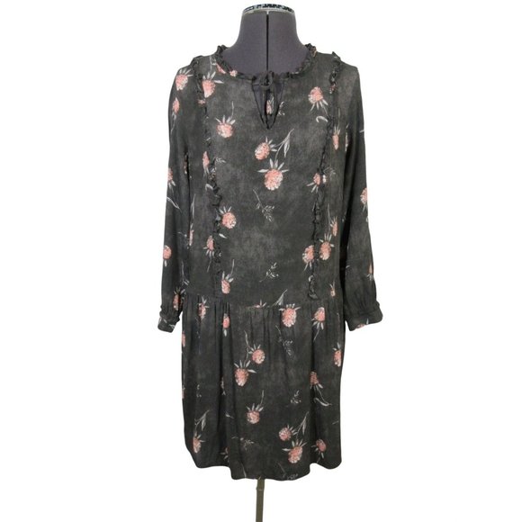SeppieSaph's tweet photo. So good I had to share! Check out all the items I'm loving on @Poshmarkapp #poshmark #fashion #style #shopmycloset #clubmonaco #caslon #unbranded: https://t.co/spRTFqcHlT https://t.co/iEQlb5Uuop