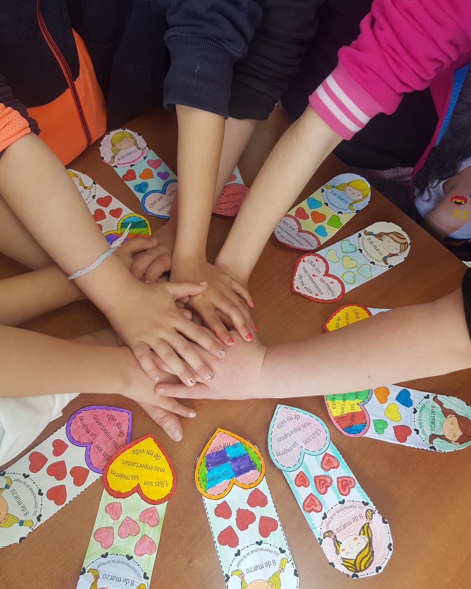 Enpetrol2016's tweet photo. Hoy, #8M, celebramos el #DiaInternacionalDeLaMujer. Una fecha para reconocer y agradecer a todas las madres y abuelas de nuestra comunidad educativa que han participado en este día tan especial, contándoles a nuestros alumnos sus experiencias y trayectorias de sus vidas. 👩‍👧 https://t.co/qMQVJ274gF