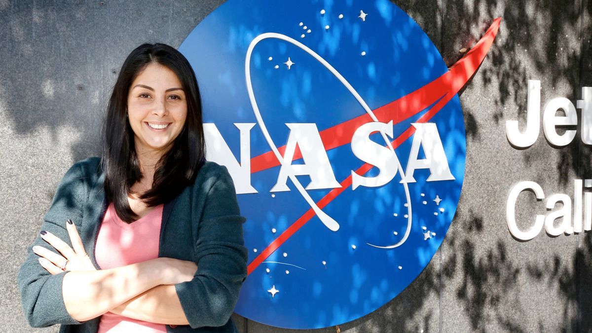 Compurent1's tweet photo. #MujeresTech Diana Trujillo @FromCaliToMars es ingeniera aeroespacial nacida en Cali, Colombia. Fue la primera mujer hispana e inmigrante en llegar al programa de la Academia de la Nasa en Estados Unidos. https://t.co/qI40kfwc9L