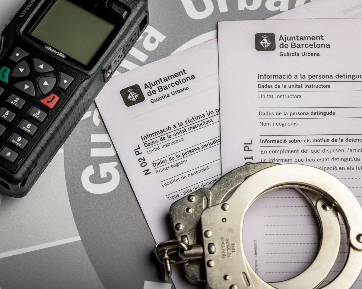 GUBBarcelona's tweet photo. 👮👮 fora de servei de #gubSMI van enxampar a un home que fugia corrents després de robar un moneder a una dona, al districte de #NouBarris. 
🏃🏻Durant la fugida va llençar l'objecte dins unes obres.

🔗 Detingut i retornat el 👝 a la seva propietària. https://t.co/oaB28TlUdo