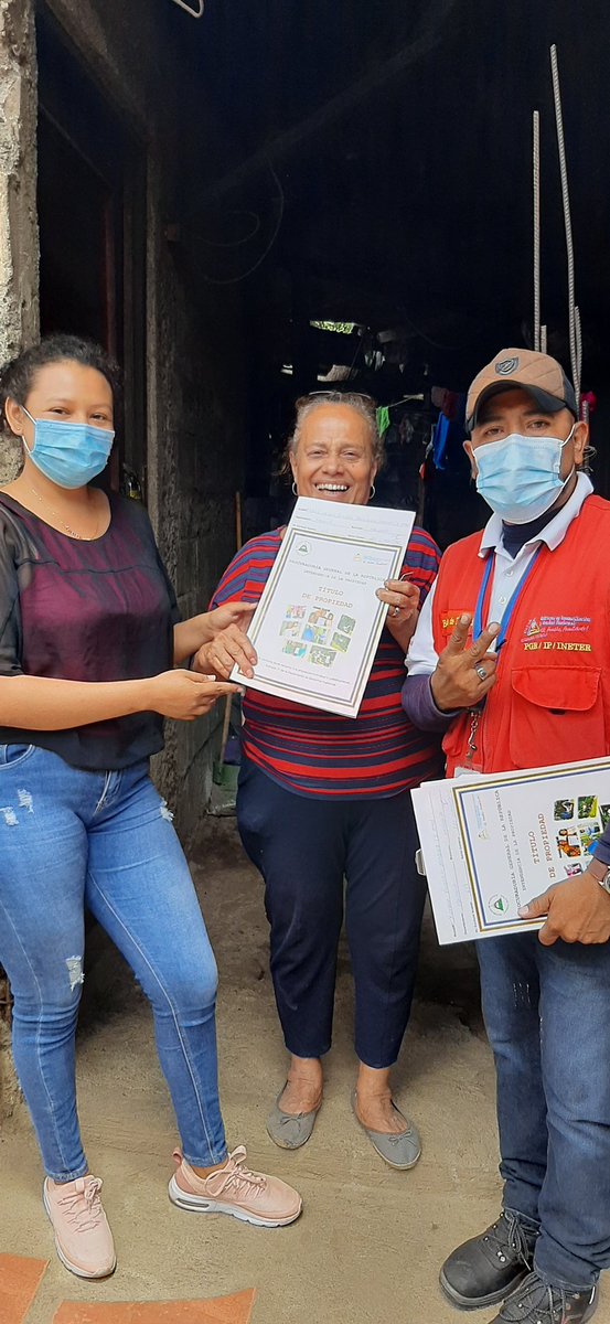 #Nicaragua 
4 Mujeres Jefas de Familias del Distrito 5 hoy celebran el día internacional de la Mujer con su titulo de Propiedad Gracias al Buen Gobierno que Dirige el Comandante Daniel Ortega

#MujerFuerzaDeVida