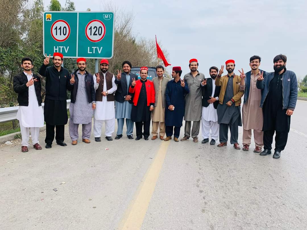 MohammadAriyak1's tweet photo. پختون سٹوڈنٹس فیڈریشن کے مرکزی و صوبائی قیادت اور اسلامیہ کالج یونیورسٹی کے ذمہ داران اسلام اباد کی طرف رواں دواں۔
 #MarchToIslamabad
#LongLiveResistance
#PakhtunSF https://t.co/frmt9ebJRt