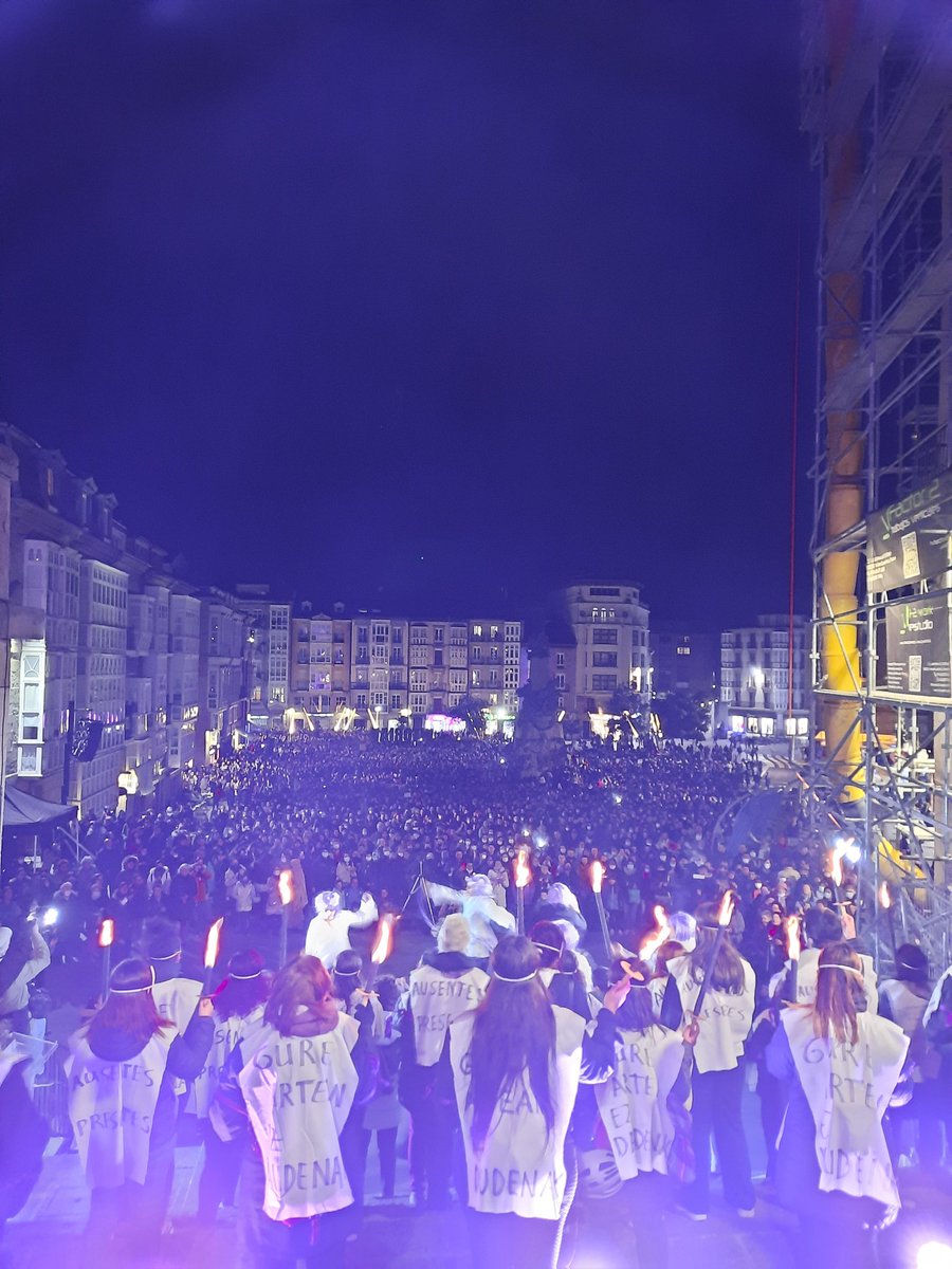 Borroka feministak modu desberdin, artikulatu, eta sortzailean jarraitzen duelako, kalera irten gara M8an. 

Ezin dugu amaitu hemen egon ezin diren emakumeei, bollerei, eta transei. Gogoan zaituztegu eta feminismoan borroka kolektiboan jarraituko dugu. 

✊Gora borroka feminista!