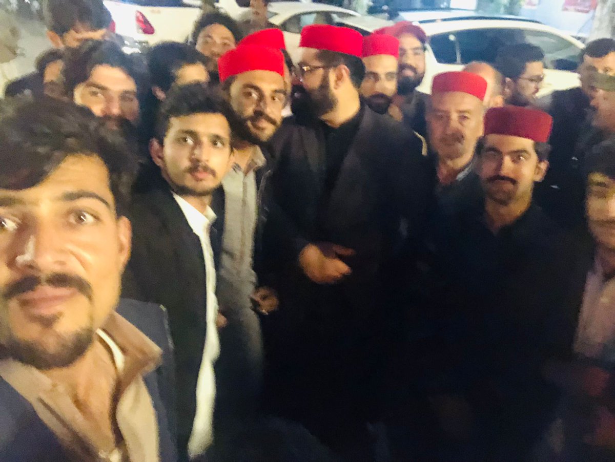 MohammadAriyak1's tweet photo. پختون سٹوڈنٹس فیڈریشن کے مرکزی و صوبائی قیادت اور اسلامیہ کالج یونیورسٹی کے ذمہ داران اسلام اباد کی طرف رواں دواں۔
 #MarchToIslamabad
#LongLiveResistance
#PakhtunSF https://t.co/frmt9ebJRt