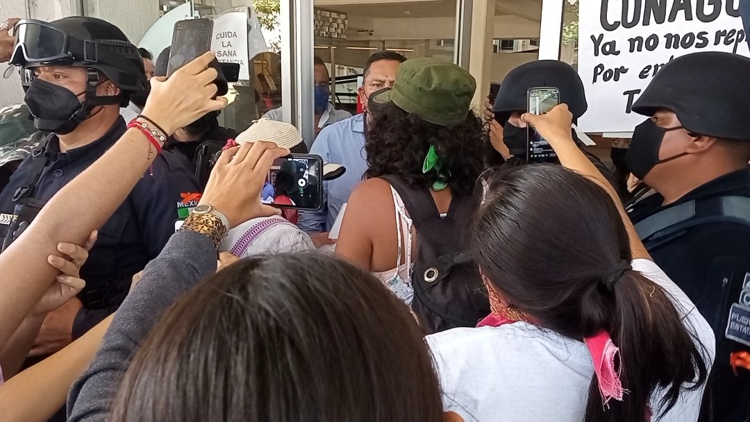 la_odico's tweet photo. #8M Constancia de nuestro llamado a cumplir su deber: la consulta a los pueblos para la instalación de proyectos de muertes es prioritaria y nos han omitido. Nos quieren borrar de la historia, pero no podrán. Nos enterraron sin saber que somos semilla #FueraBonafont https://t.co/1Jbbk6L7lS