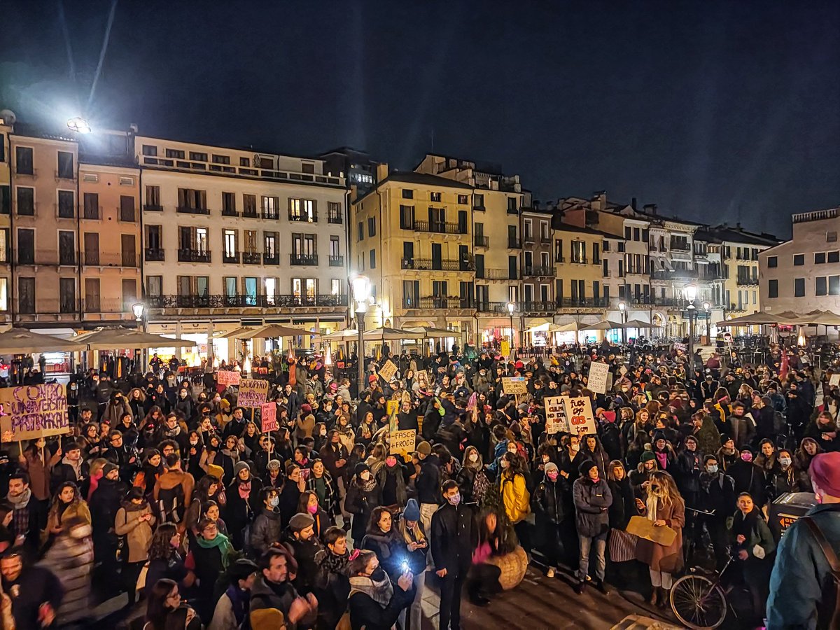 LucaProfenna's tweet photo. OGGI PADOVA È TUTTA TRANSFEMMINISTA 💜

#nonunadimeno #padova #lottomarzo #8m #8marzo #sciopero #scioperofemminista #8Marzo2022 @nonunadimeno https://t.co/nkESWiAWiI