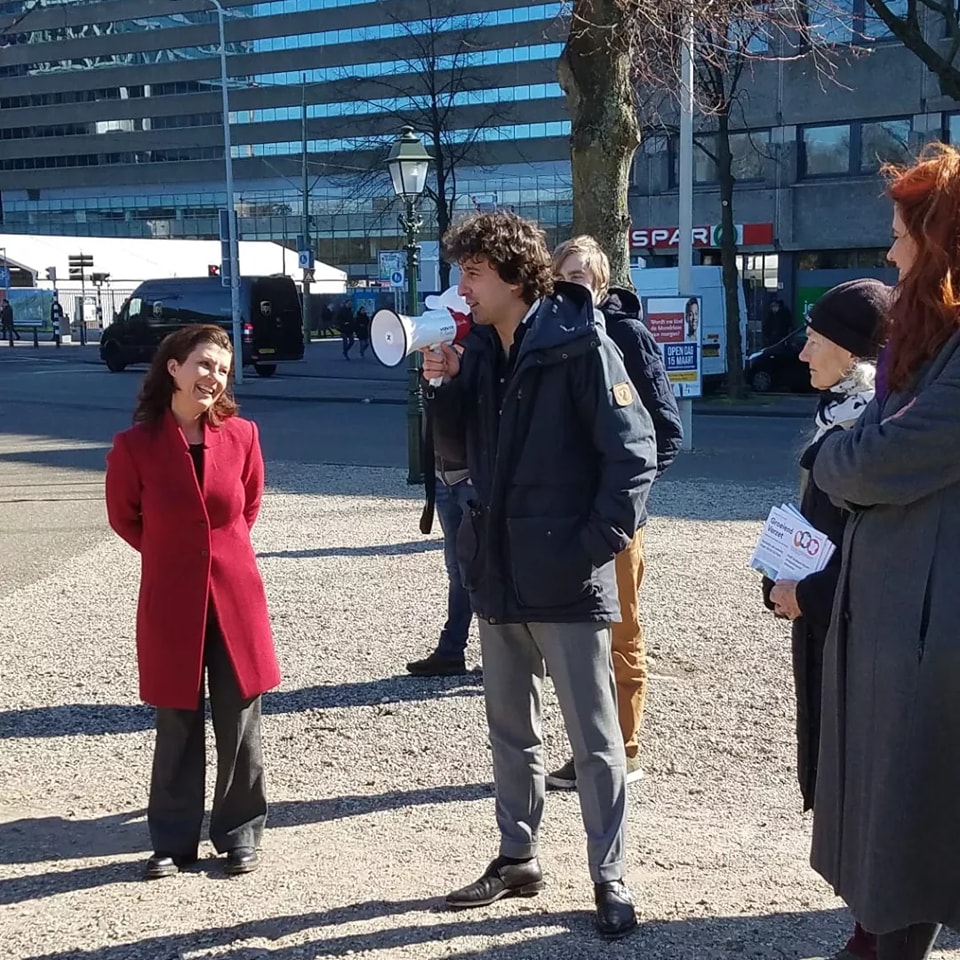 DierenAmsterdam's tweet photo. Compilatie
Vandaag samen met het @Vuurwerkmanifest en partners de petitie (700.000 handtekeningen) voor een definitief #vuurwerkverbod ingediend! @2eKamertweets
Maanden keihard gewerkt en gepland, vandaag geknald en geklapt #Ikklap #vrijwilligers #dierenambulance #Amsterdam https://t.co/Np6wgY4QXW
