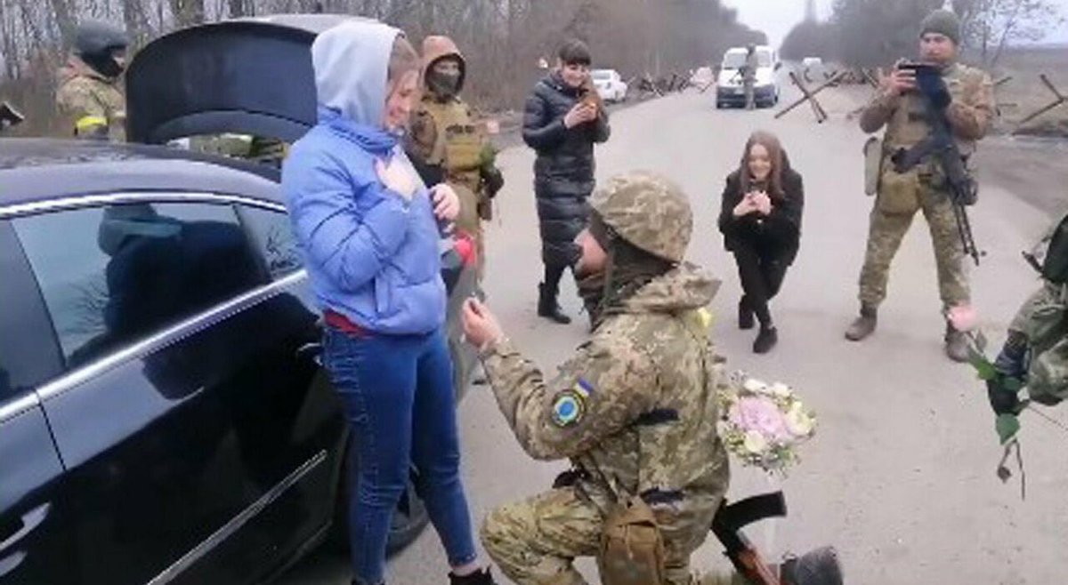 AntonioRuss0's tweet photo. Foto del giorno.

Al checkpoint la proposta di matrimonio di un soldato ucraino alla sua fidanzata. 
Il coraggio oltre la paura, la forza oltre l’orgoglio per queste donne.

#buon8marzo #8Marzo #UkraineRussiaConflict #ucraina #Russia https://t.co/HD8VqkHuNj