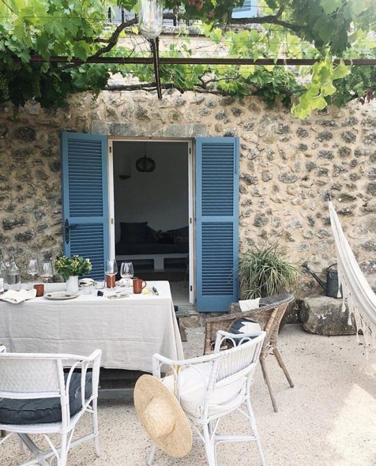 shewearprada's tweet photo. In mood for a greek summer. 🐚⛅💙🍝 https://t.co/6zbYV0vAt9