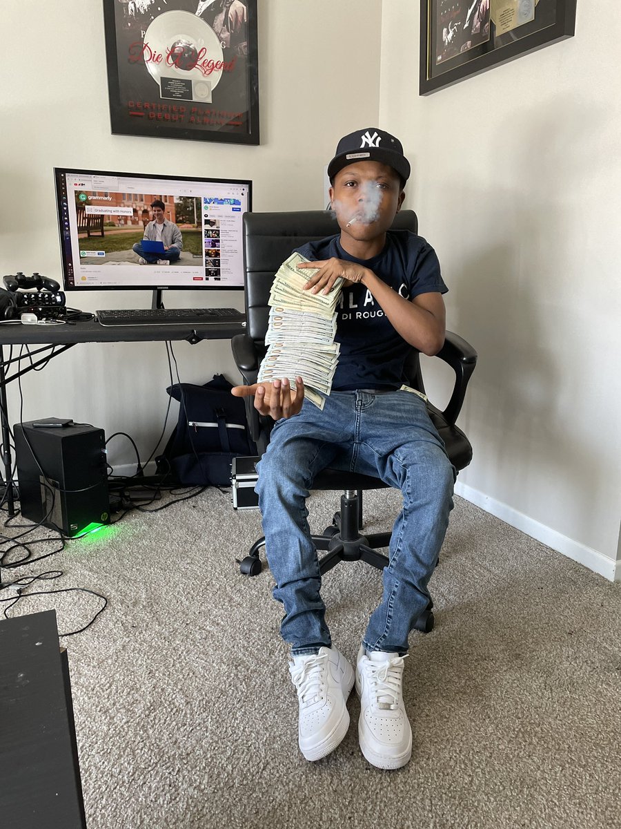 therealdjayo's tweet photo. They say he like baby all 4 of his pockets full 🧠🚦🚦#yoayooo https://t.co/5fGQDdm2xM