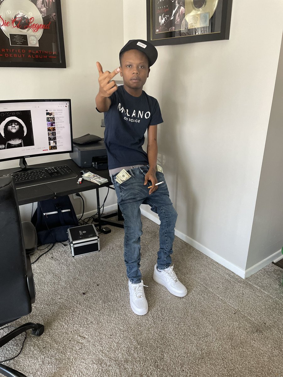 therealdjayo's tweet photo. They say he like baby all 4 of his pockets full 🧠🚦🚦#yoayooo https://t.co/5fGQDdm2xM