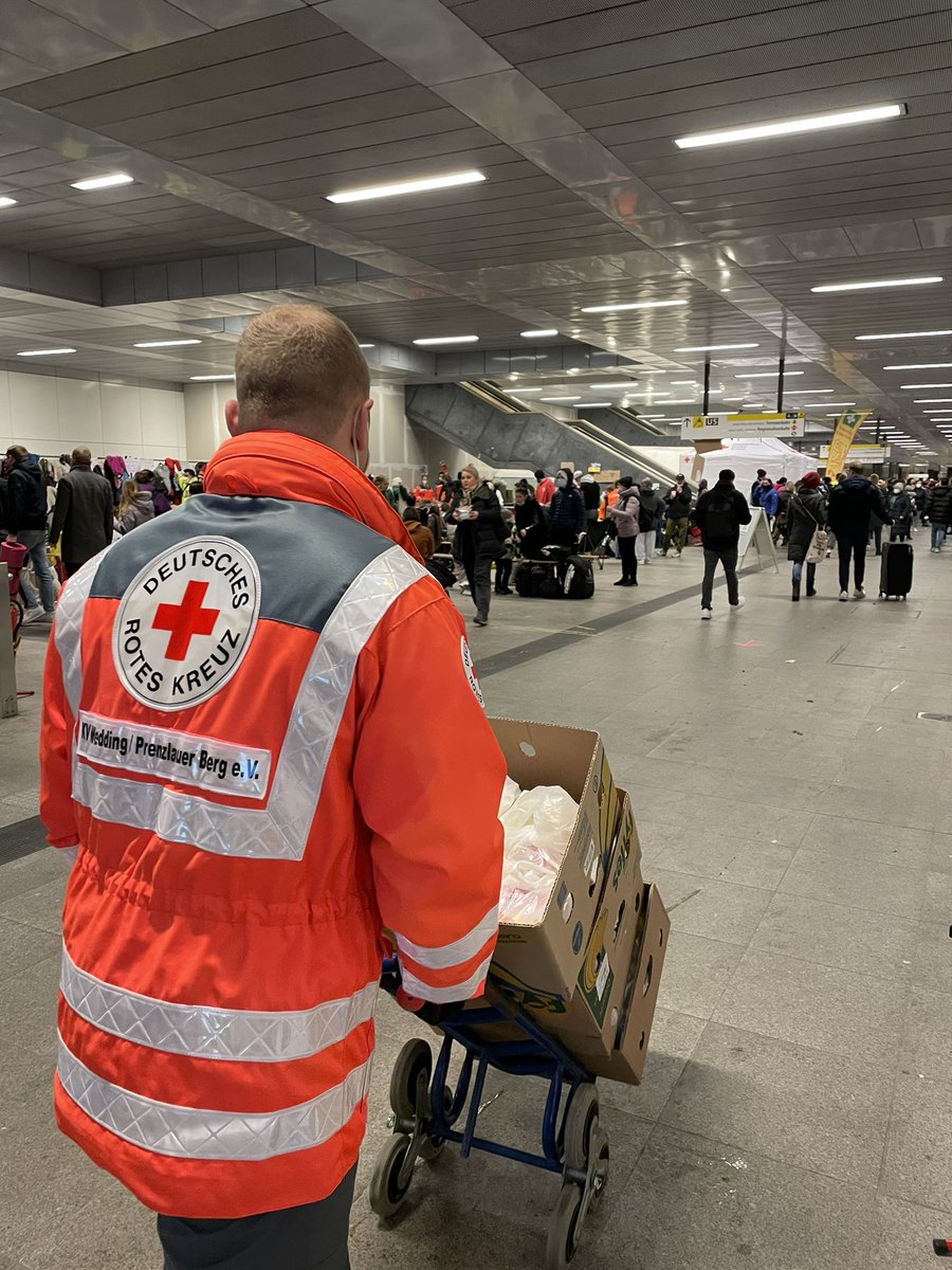 drkwedpre's tweet photo. Zusammen mit den anderen DRK-Kreisverbänden in Berlin unterstützen wir seit gestern die Geflüchteten aus der Ukraine, die nach ihrer langen Reise am Berliner Hauptbahnhof ankommen, mit der Lieferung von täglich 10.000 Lunchpaketen. #StandWithUkraine️ #wirhelfen #DRK #berlin https://t.co/7TYATpHwjY