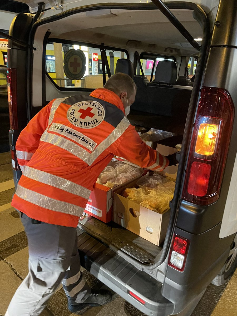 drkwedpre's tweet photo. Zusammen mit den anderen DRK-Kreisverbänden in Berlin unterstützen wir seit gestern die Geflüchteten aus der Ukraine, die nach ihrer langen Reise am Berliner Hauptbahnhof ankommen, mit der Lieferung von täglich 10.000 Lunchpaketen. #StandWithUkraine️ #wirhelfen #DRK #berlin https://t.co/7TYATpHwjY