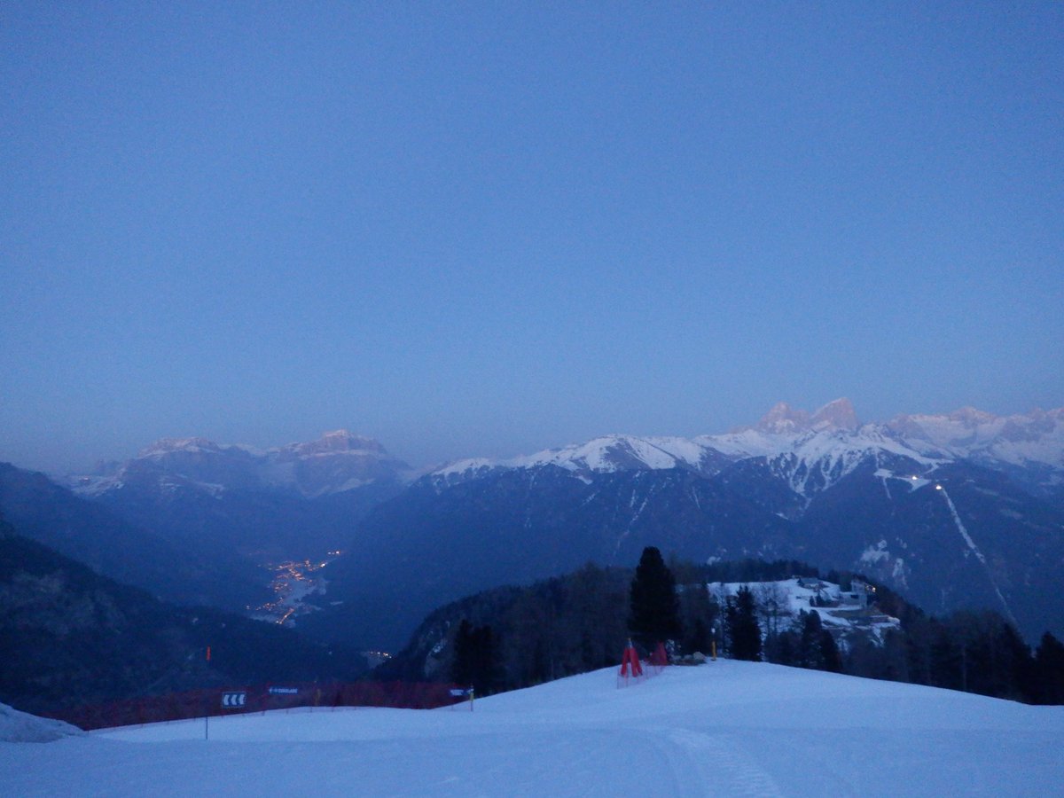 Peaks2Go's tweet photo. Misty sunset says goodbye to another winter day.

Un tramonto brumoso saluta un altro giorno d'inverno.

#Peaks2Go #MountainLeader #Dolomiti #ValDiFassa #Outdoor #FreeSki #SkiAlp #SkiTouring #SciAlpinismo #Nature #Landscapes #Panorama #Natura #Adventure #Avventura #Mountain https://t.co/LpTgh4M2FI