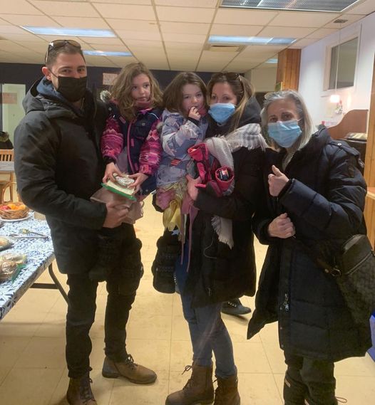 LHumanitaire's tweet photo. Une belle petite famille cuisine régulièrement des lunchs pour les sans abris . Des gens de cœur ♥️ 🌍 font une différence auprès des plus démunis . Des petites douceur préparées avec beaucoup d amour …pour changer le monde . Vous êtes beaux à voir Bravo! https://t.co/ptBIL3q0o8