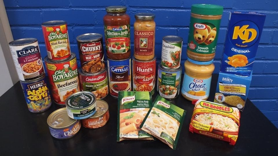 LHumanitaire's tweet photo. Nous avons besoin de vous pour garnir notre garde-manger. Céréales, café instantané, beurre d'arachide, confiture, sauce pour pâtes, boîtes de thon, mayonnaise, oeufs , lait , jus 1 litre, pouding, jello, etc. Merci de venir nous porter les denrées au 215 rue Brière à St-Jérôme. https://t.co/38jQjht3Er