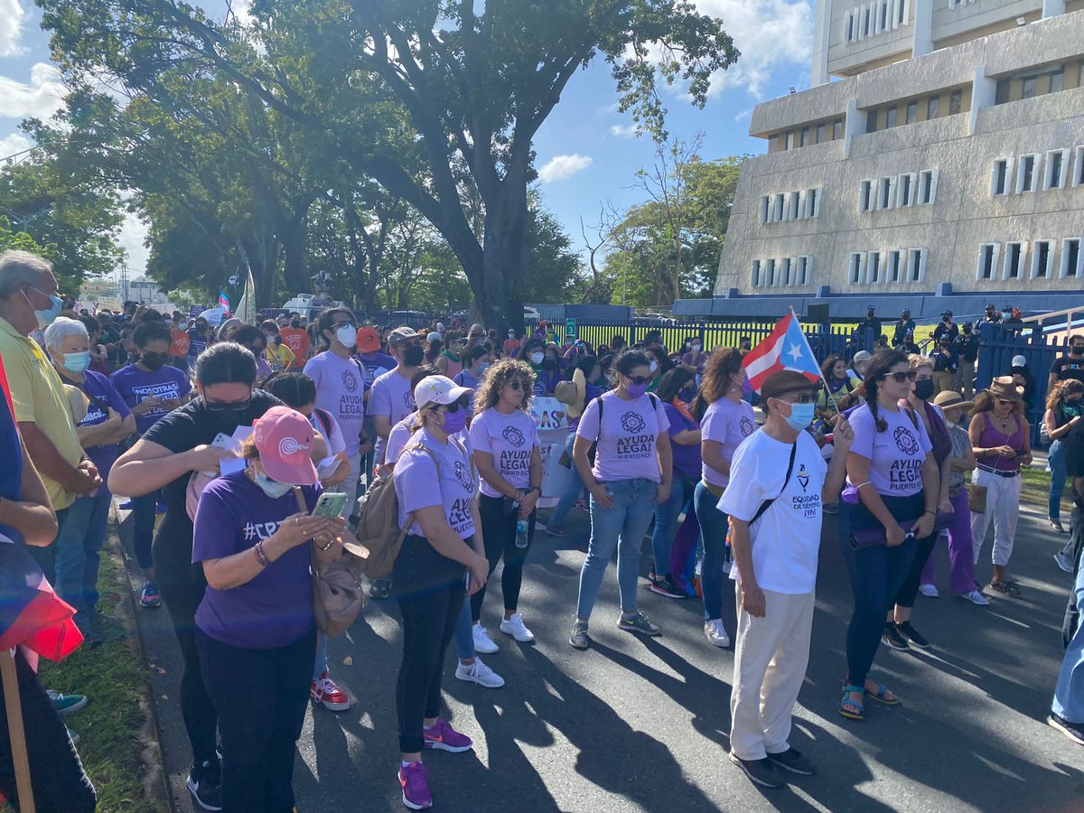 PulsoEST's tweet photo. #8MPR | Entre reflexiones, preparación de pancartas y encuentros cientos de manifestantes se preparan para la marcha en contra de las violencias de género que existe en el archipiélago.
📷: @suessweaters https://t.co/UoKNIEghPh