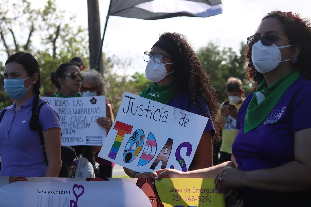 PulsoEST's tweet photo. #8MPR | Entre reflexiones, preparación de pancartas y encuentros cientos de manifestantes se preparan para la marcha en contra de las violencias de género que existe en el archipiélago.
📷: @suessweaters https://t.co/UoKNIEghPh