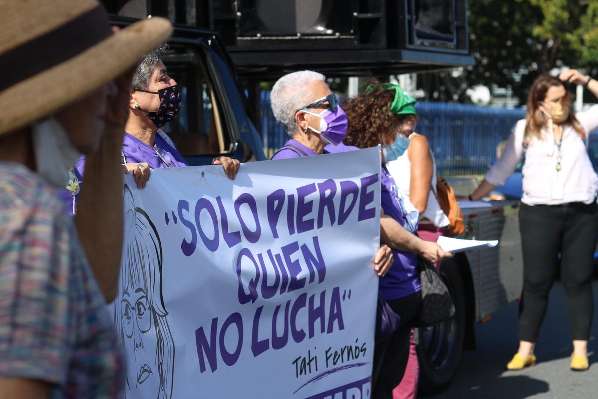 PulsoEST's tweet photo. #8MPR | Entre reflexiones, preparación de pancartas y encuentros cientos de manifestantes se preparan para la marcha en contra de las violencias de género que existe en el archipiélago.
📷: @suessweaters https://t.co/UoKNIEghPh