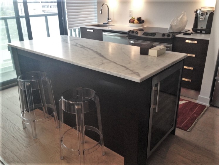 granite_dc's tweet photo. A classically chic aesthetic that's at home in any style kitchen or bath is the Statuarietto Quartz! Featuring a white background with subtle grey veins, use this beautiful quartz to create an elegant white countertop. https://t.co/Tbkj6gYoR1
