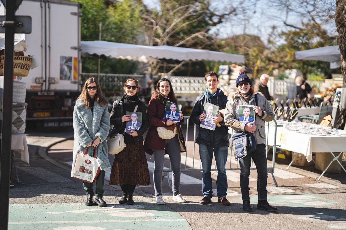 ReconqueteGIR's tweet photo. Les #conquerants de @Reconquete2022 présents sur le marché de #Gradignan en #gironde ce week-end sous le soleil ☀️ L’accueil des passants est le meilleur indicateur 👍 ! @MalouDml #JourneeDeLaFemme #LesFrançaisesAvecZemmour https://t.co/GMKYneIy37