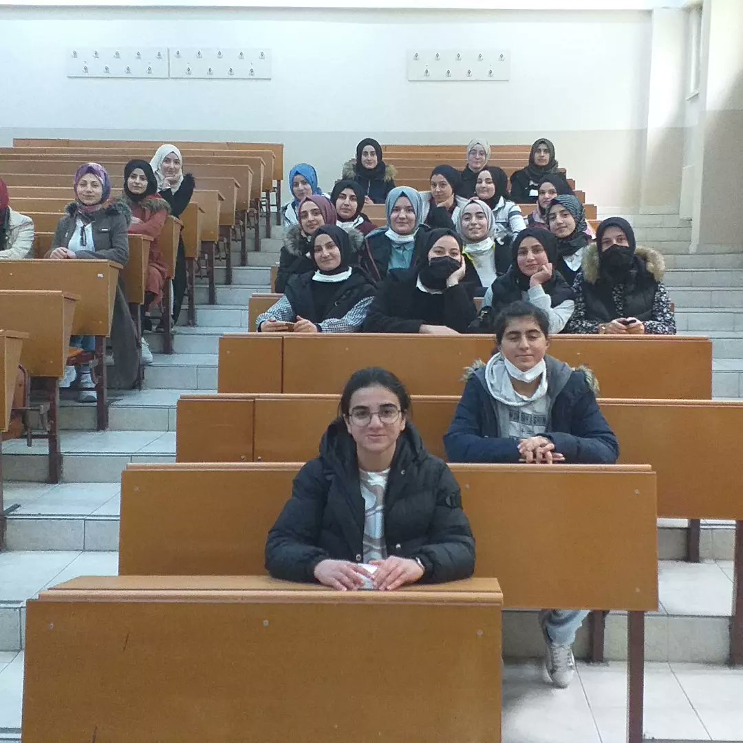 Müdür yardımcımız Ayşe USLU ve okul Psikolojik Danışman ve Rehber Öğretmenimiz Selda KIZILTUNÇ koordinatörlüğünde 12. Sınıf öğrencilerimize üniversite tanıtımı yerinde  yapıldı #Rehberlik Servisi#