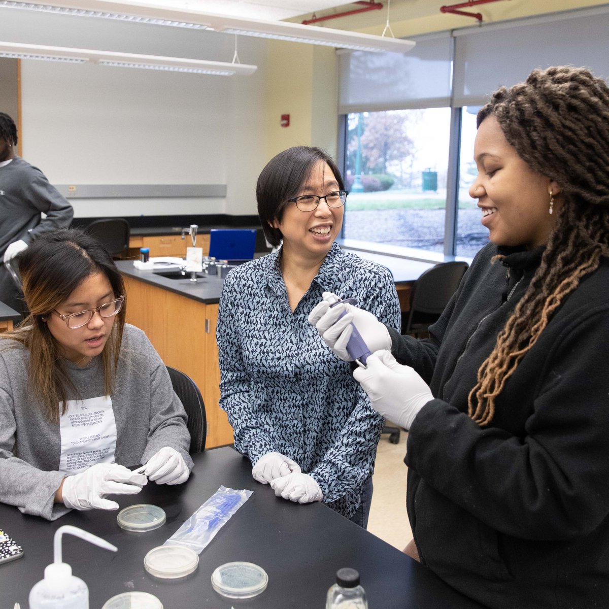 SUNYGeneseo's tweet image. Happy #InternationalWomensDay! 🥳👏 From athletics to the arts to groundbreaking research, we have remarkable women faculty, staff, leadership, students, and alumni who continue to transform our college and the world around them.