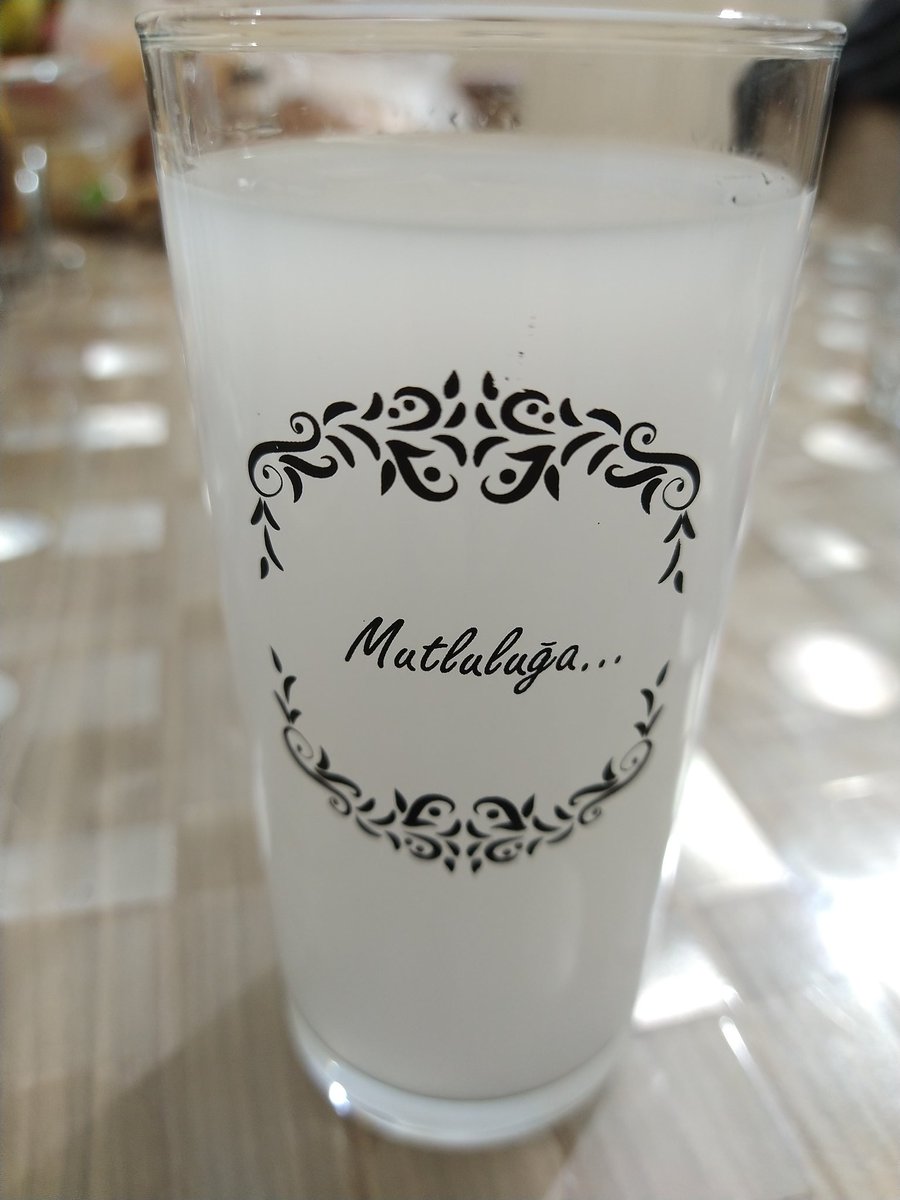 geceye ay düşer, aklıma gözlerin..
bu nasıl özlemek, özlemek ne demek..
ucu bucağı yok, dibi sonu yok,
koyusundan özledim..

fırtınalar koparıyor gözlerim,
ve gözlerin aklıma mühür..
özlemek ne demek, en delisinden,
sonsuzundan, akla zarar, deliye kar özledim…!

nazım hikmet