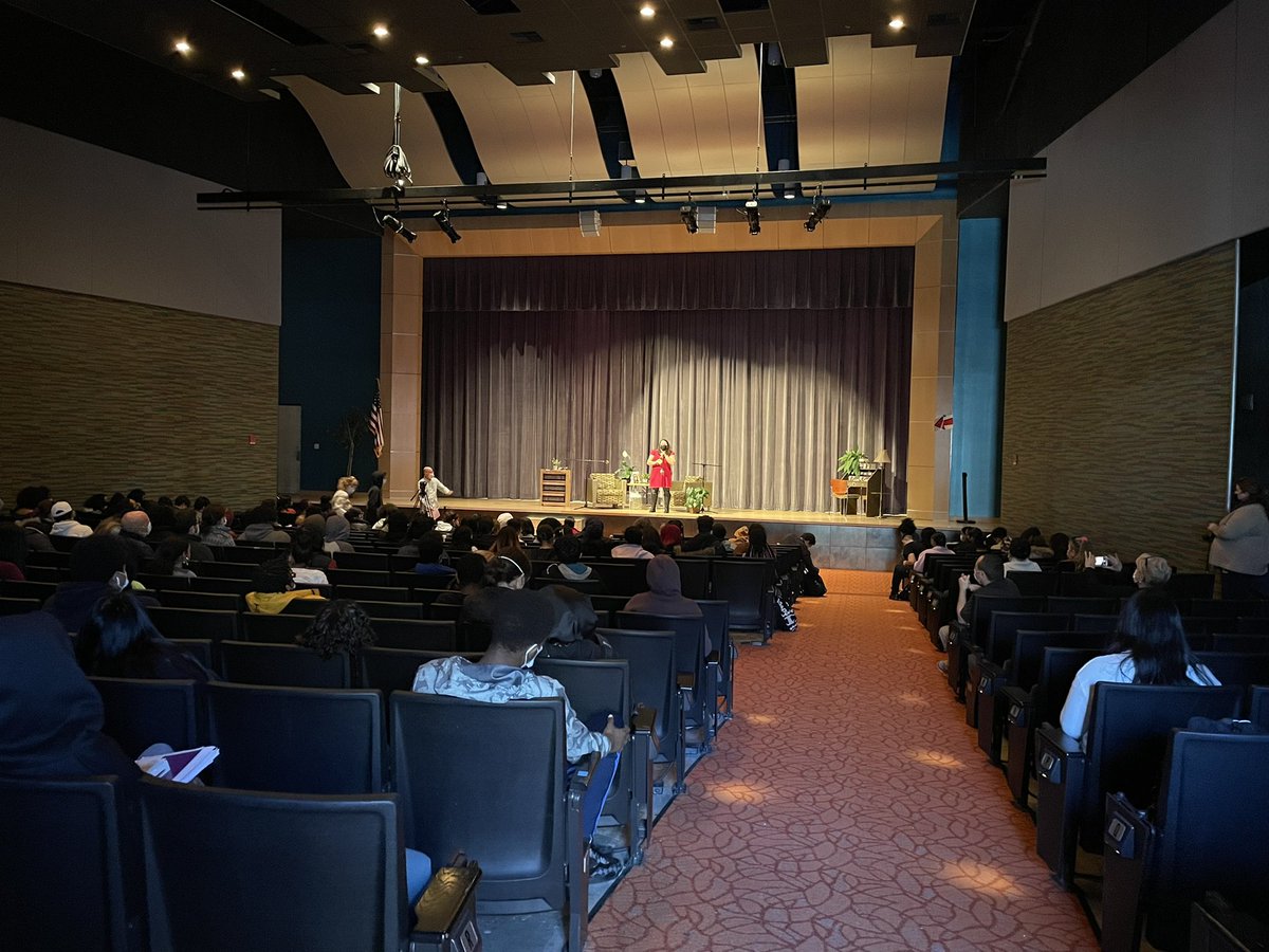 MrsPacitto's tweet photo. Today was a good day! PPSD librarians and @PCTALibrary thank you for providing this amazing experience for our students! Elizabeth Acevedo, author of the Poet X, was here to discuss her book. Such a meaningful experience for our kids! https://t.co/YuB8tCZ9ym