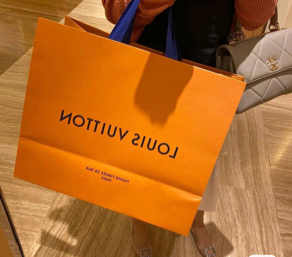 chenyingchen5's tweet photo. What kind of safe haven, money is the dream
#Shopping https://t.co/QFBcu03A14