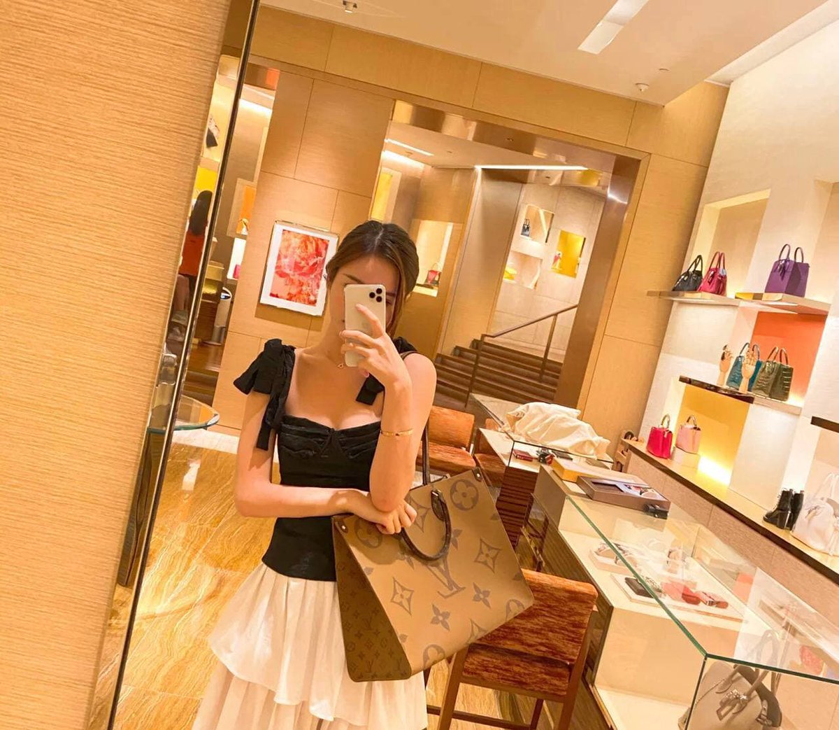 chenyingchen5's tweet photo. What kind of safe haven, money is the dream
#Shopping https://t.co/QFBcu03A14