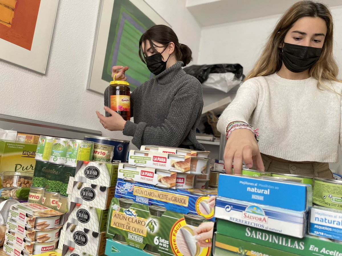 colemercedmad's tweet photo. Durante toda esta semana #SumamosMercedPorUcrania 🇺🇦🇺🇦recogiendo alimentos y material sanitario. Y como siempre, junto a la donación 🤲🏼, la oración 🙏🏼 

#Ucrania #Oración #SOSUcrania #solidaridad #colegiochamartin #colegiomadrid #CaminandoContigo #CaminandoContigoSumamosMerced https://t.co/oWYxR76D57