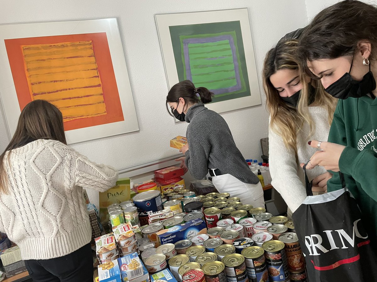 colemercedmad's tweet photo. Durante toda esta semana #SumamosMercedPorUcrania 🇺🇦🇺🇦recogiendo alimentos y material sanitario. Y como siempre, junto a la donación 🤲🏼, la oración 🙏🏼 

#Ucrania #Oración #SOSUcrania #solidaridad #colegiochamartin #colegiomadrid #CaminandoContigo #CaminandoContigoSumamosMerced https://t.co/oWYxR76D57