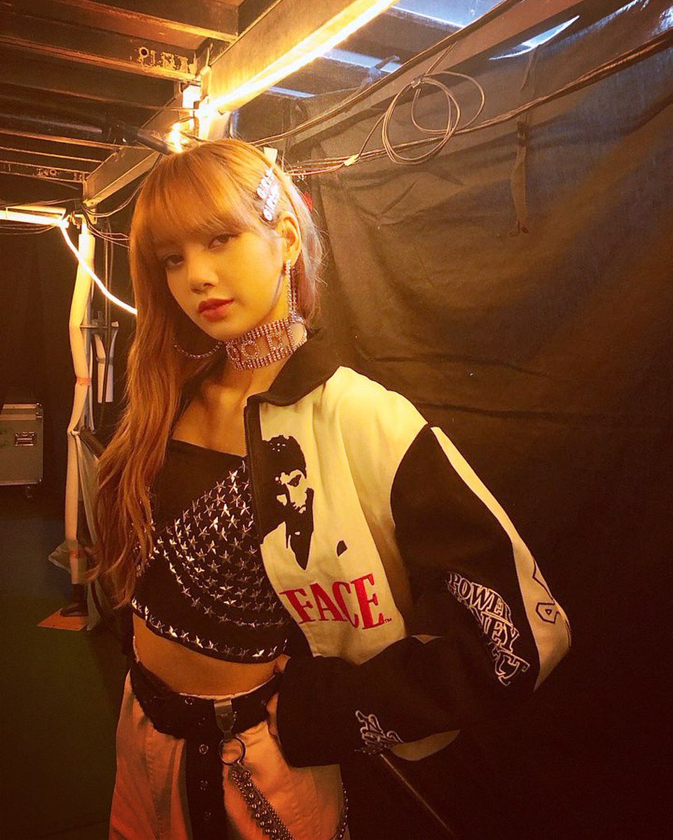 lalisahourIy's tweet photo. #리사 #LISA https://t.co/pFSVHoQgHm