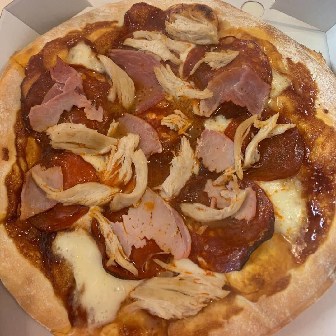 Tonyspizzas's tweet photo. Have you tasted my real Italian pizzas? 

The Mafioso Meat Feast 10” Pizza £7.50 🇮🇹

Chicken, Ham, Pastrami Beef, Pepperoni, Chorizo, Garlic and hand shredded pieces of Buffalo Mozzarella Cheese with either a Tomato or BBQ Base Finished with Fresh Basil and a drizzle of Olive Oil https://t.co/zZgOcGekDv