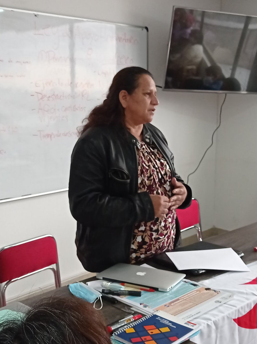 prensaceosl's tweet photo. #8M2022  "Nuestra jornada laboral es 2 o 3 veces más extensa que la de los compañeros hombres, es importante reconocer que la organización, que el sindicalizarnos nos permite luchar de manera organizada por nuestros derechos" #LennyQuiroz presidenta de la @Untha_Ecuador https://t.co/Bpn9fr9D3p