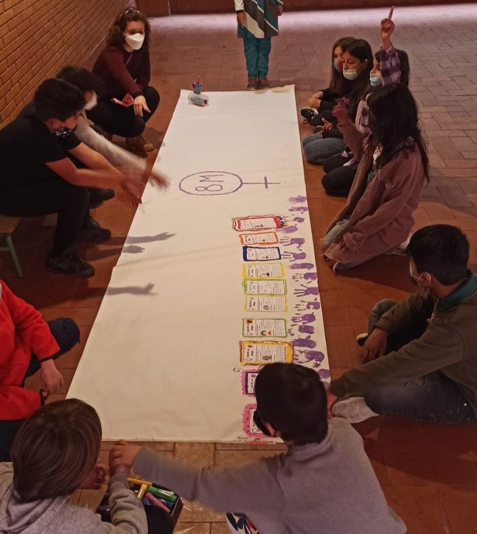 En el Dia Internacional de les Dones, els infants de les diferents comunitats han reflexionat sobre el paper de les dones en àmbits diversos: l'art, la música, l'esport, la ciència... Totes han estat font d'inspiració per crear el mural col.laboratiu del 8M. Quin dia més bonic!