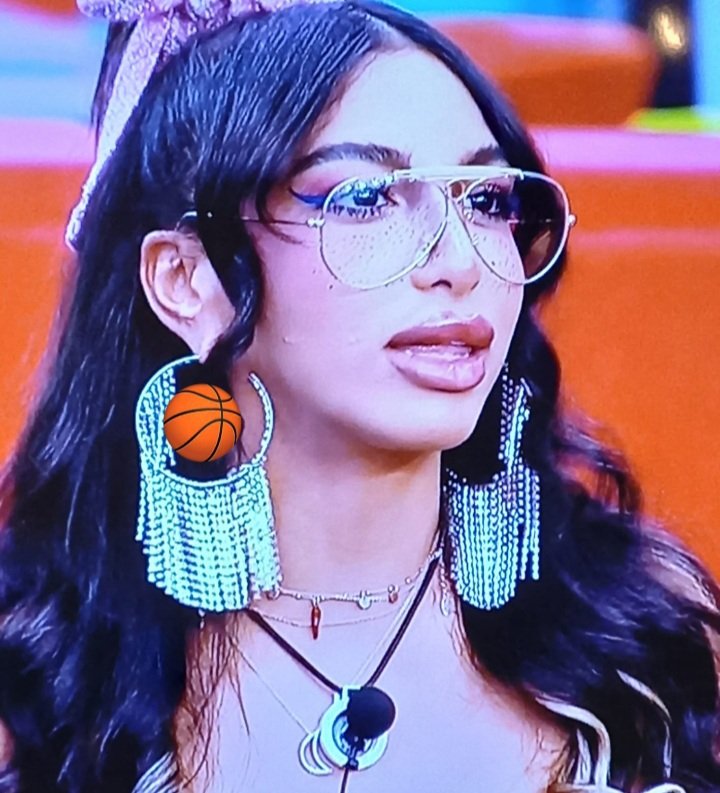 Il canestro c'è, manca solo il campo 🤣🤣🤣
#gfvip #lulu