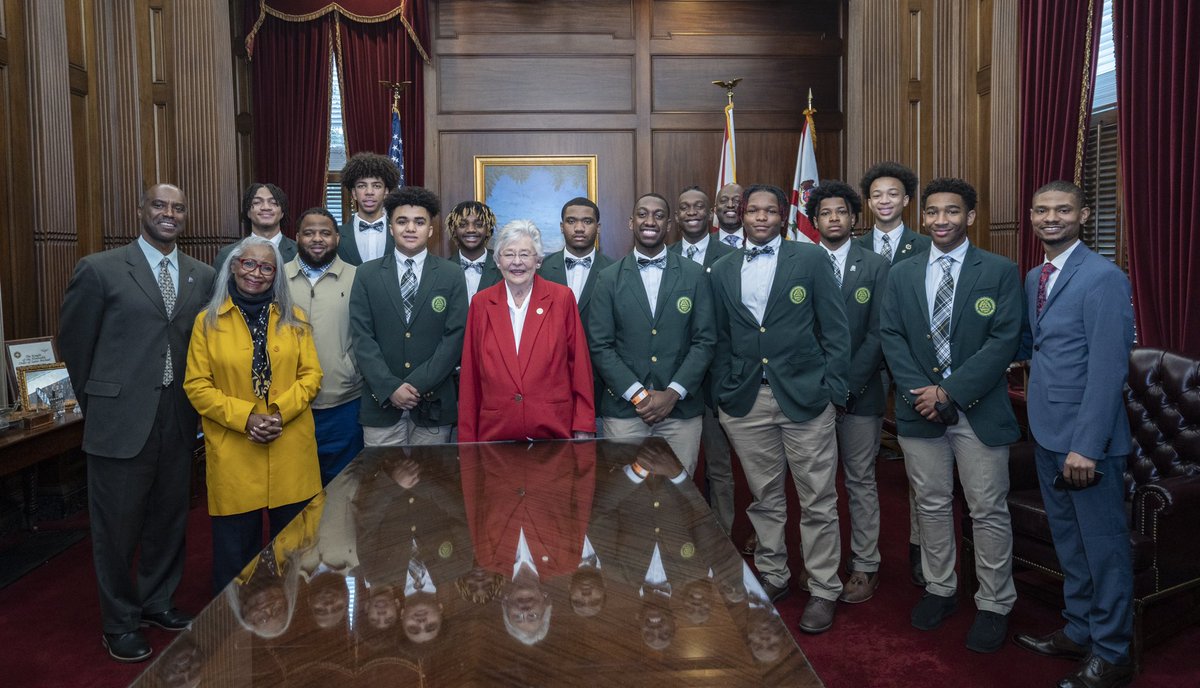 GovernorKayIvey's tweet photo. I met w/ the Oakwood Adventist Academy boys’ basketball team earlier. It was important to hear directly from them concerning their recent situation where they chose their faith over competition. I’m so proud of these young men for standing up for their convictions. #alpolitics https://t.co/HQbmdqdtS2